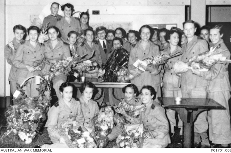 Former nurse prisoners of war arriving back home to Australia aboard the hospital ship Manunda. Photographer unknown, 18 October 1945, AWM P01701.003.
