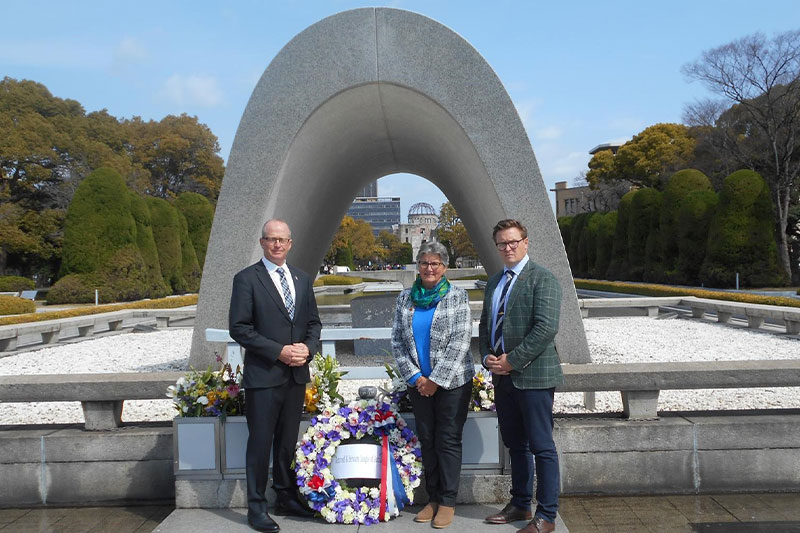 Laying a wreath at the Hiroshima memorial