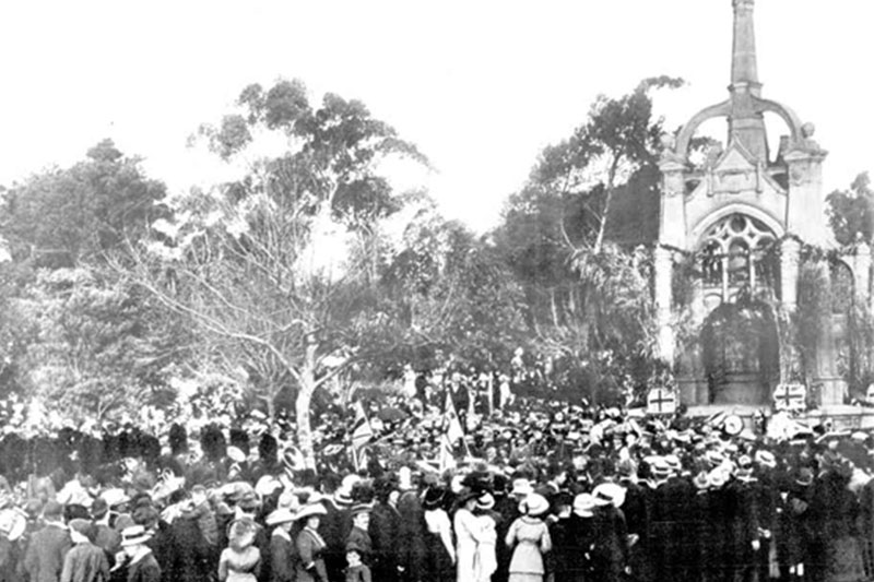 An estimated 2,000 people attended the seventh annual South African commemorative service in Melbourne in 1913. The Australasian